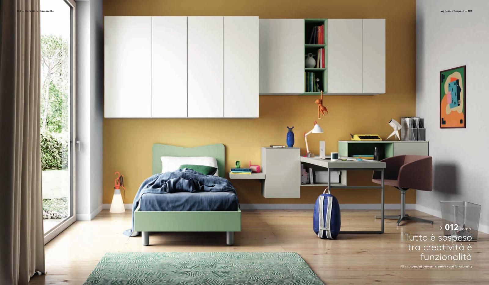 Cameretta con parete senape, armadio bianco e letto singolo verde salvia con scrivania sospesa