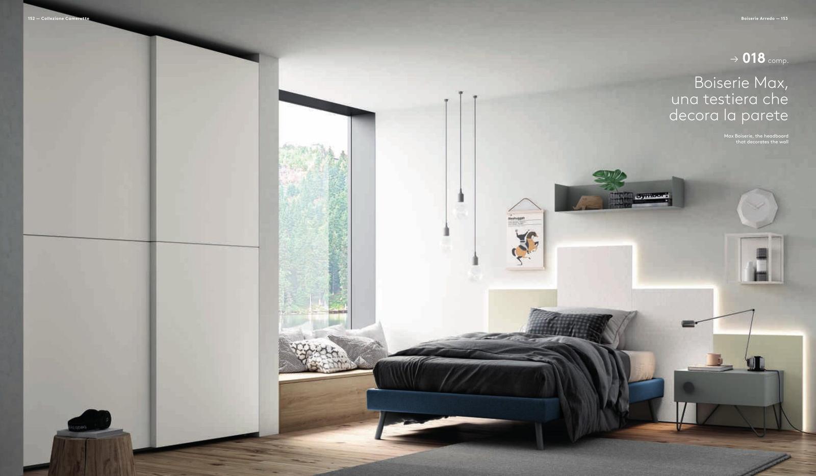 Camera con armadio scorrevole bianco, testiera boiserie retroilluminata e letto blu navy