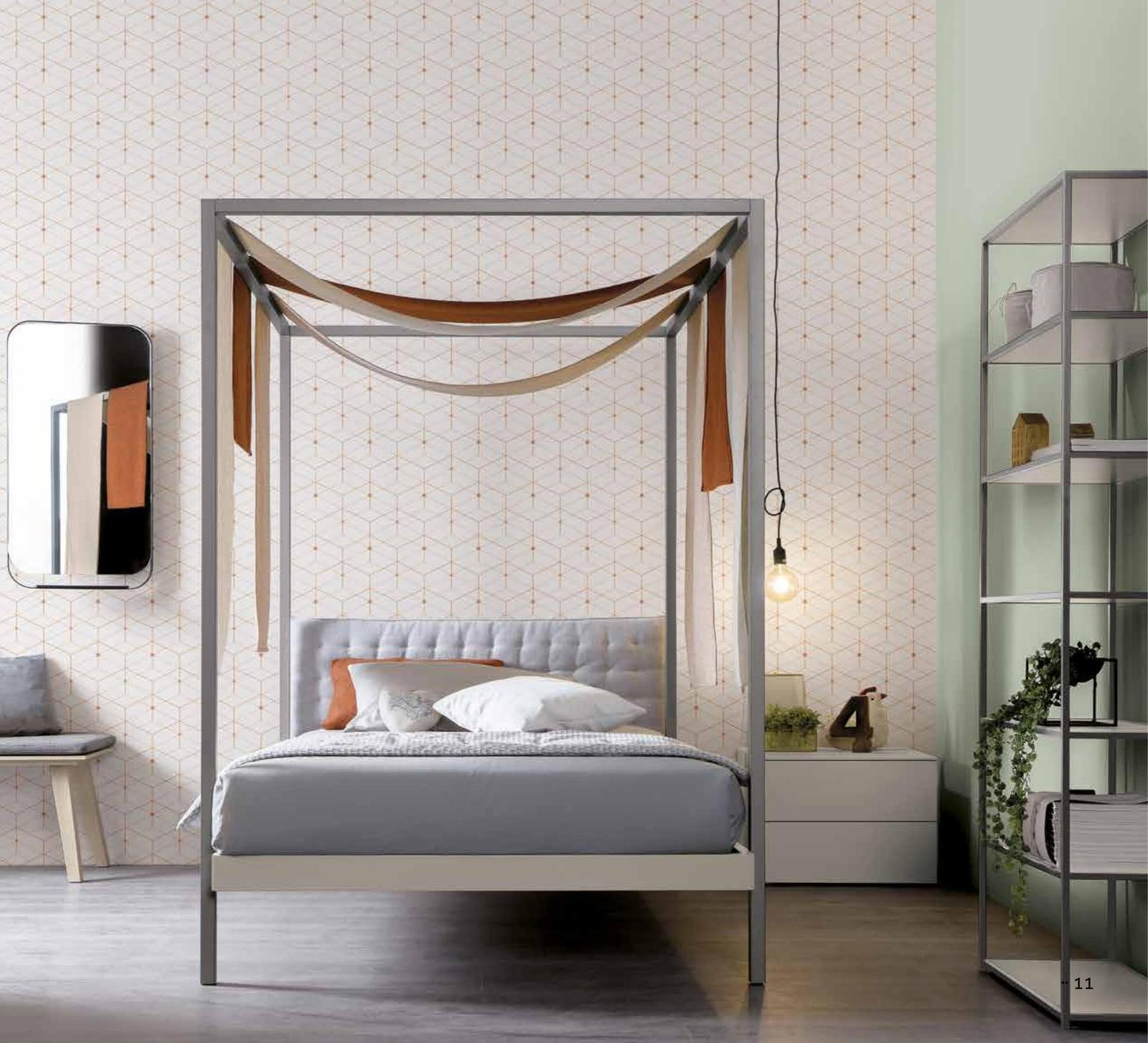 Letto a baldacchino in metallo grigio con drappi decorativi e libreria a giorno
