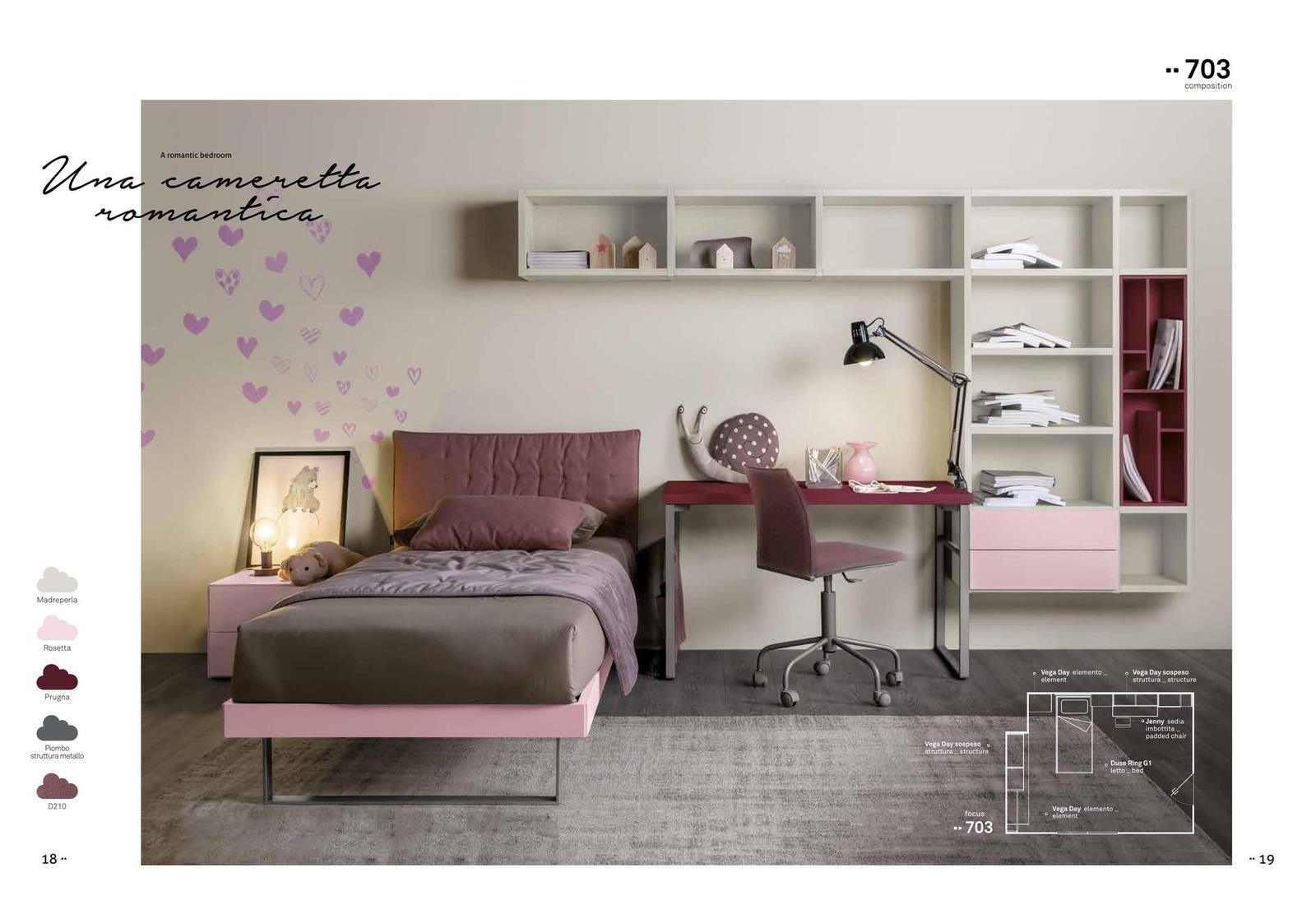 Cameretta romantica in tonalità rosa e prugna con scrivania e libreria a parete