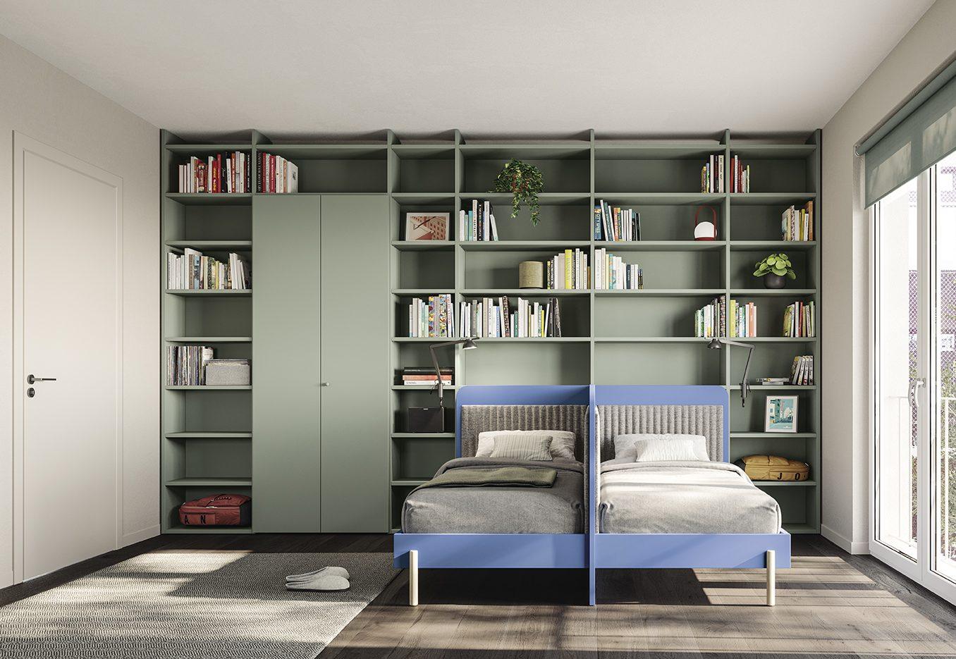 Camera per due ragazzi con parete libreria verde salvia a tutta altezza che integra un armadio a battenti, due letti singoli con testiera lilla per suddividere lo spazio, collezione Golf Young's space