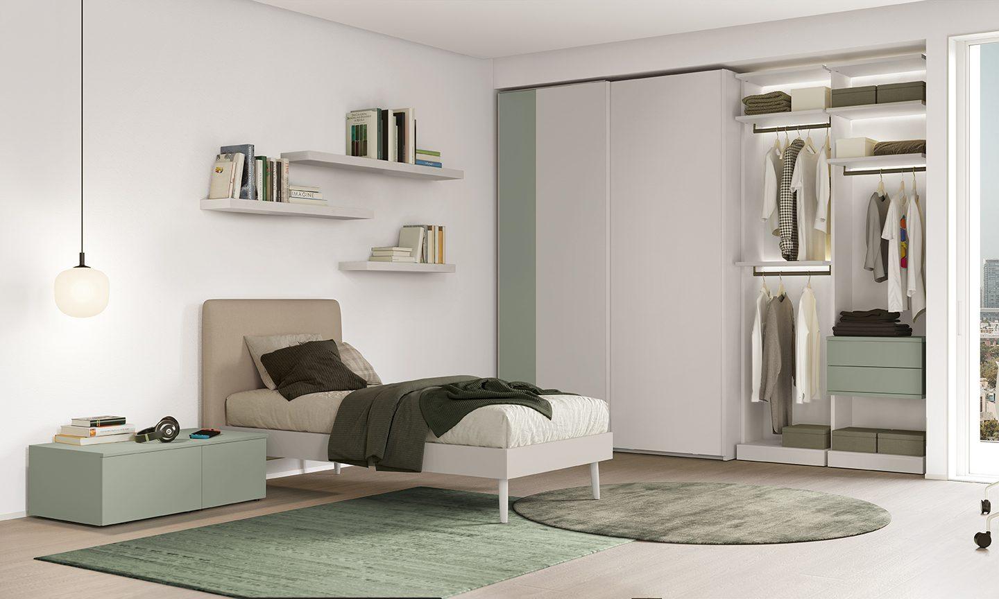 Armadio scorrevole grigio e verde salvia con interno a giorno illuminato (appendiabiti, cassettiera, mensole) per contenere, letto singolo beige e comodino abbinato, collezione Golf Young's space