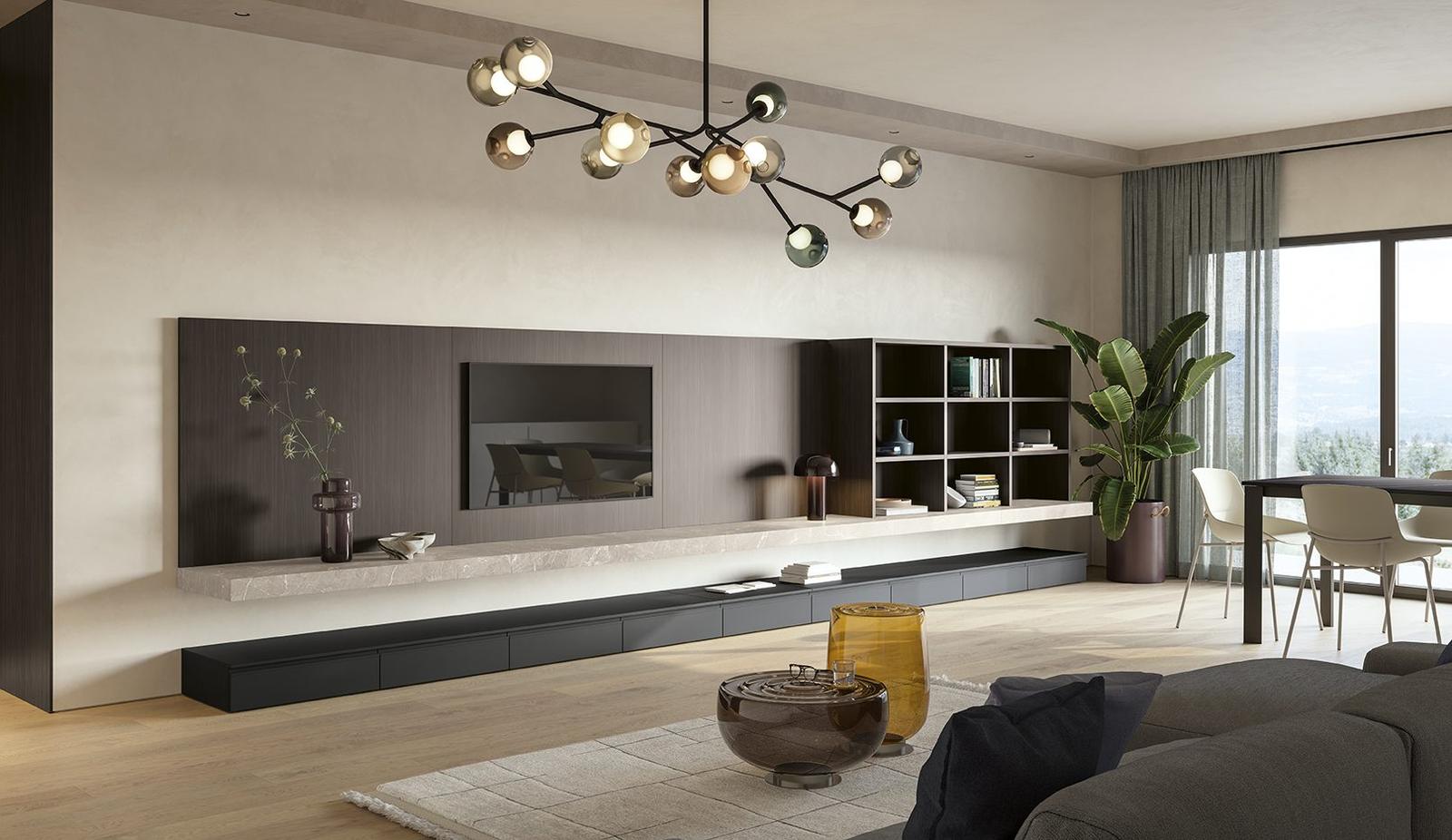 Soggiorno con parete attrezzata in legno scuro, mensole a cubi, TV a incasso e lampadario a bracci con sfere di vetro colorate