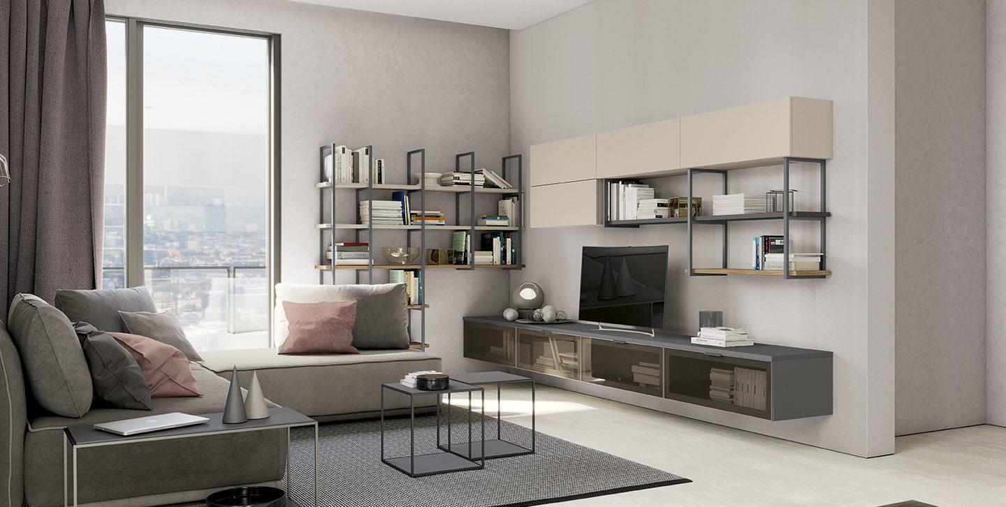 Soggiorno con parete attrezzata beige e antracite, libreria a moduli sfalsati e TV a incasso su mensola sospesa