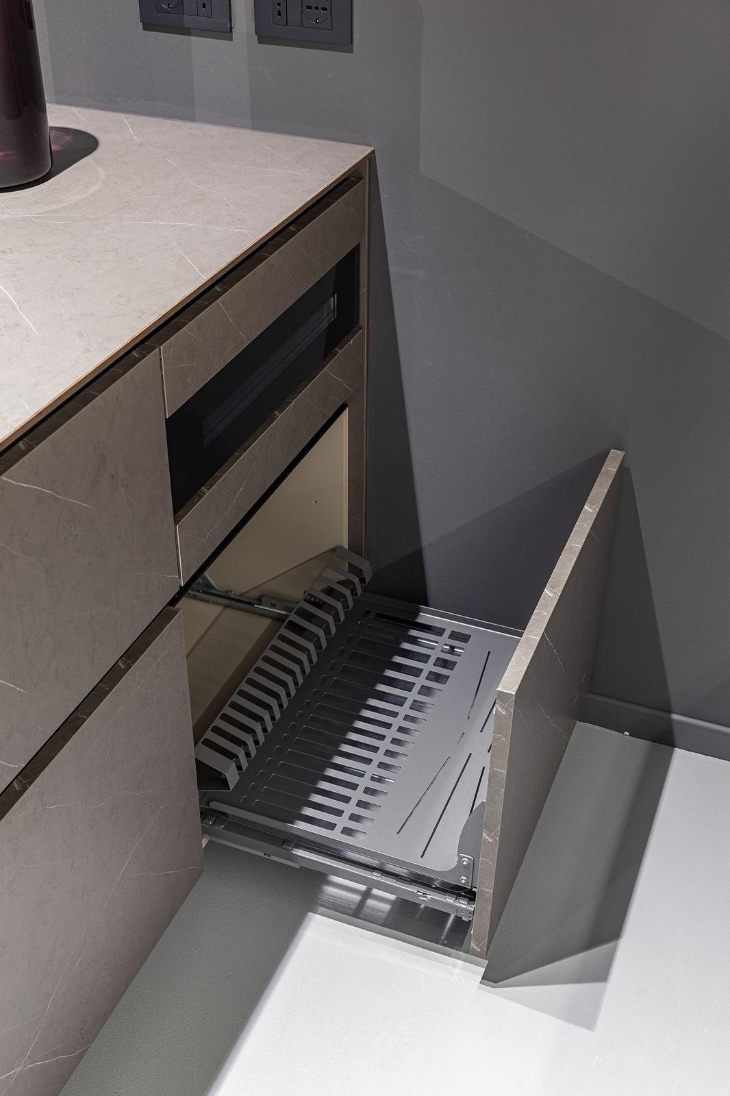 Cucina moderna con ante in laminato chiaro e dettagli scanalati