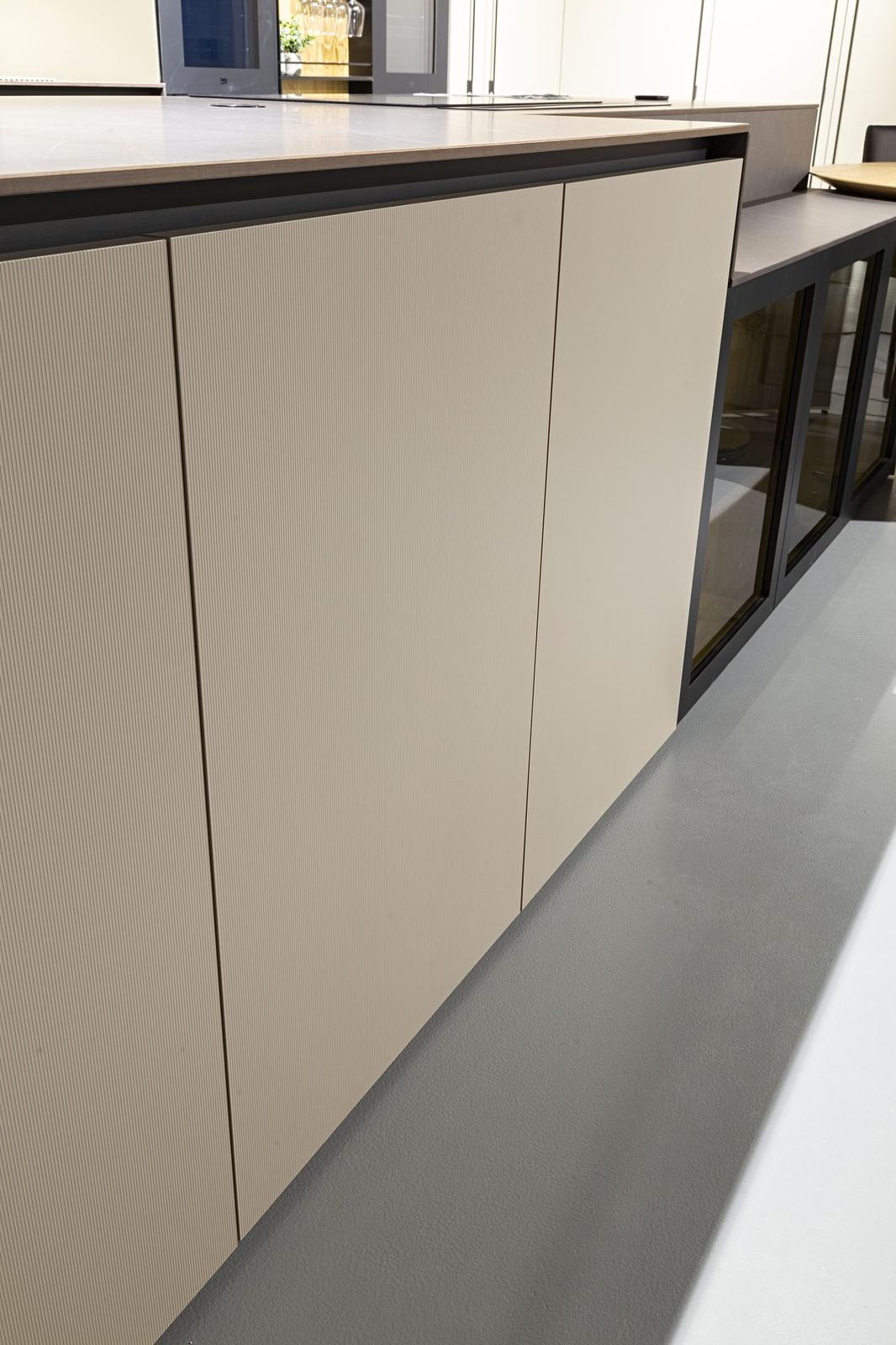 Dettaglio cucina moderna con finiture chiare e top in pietra