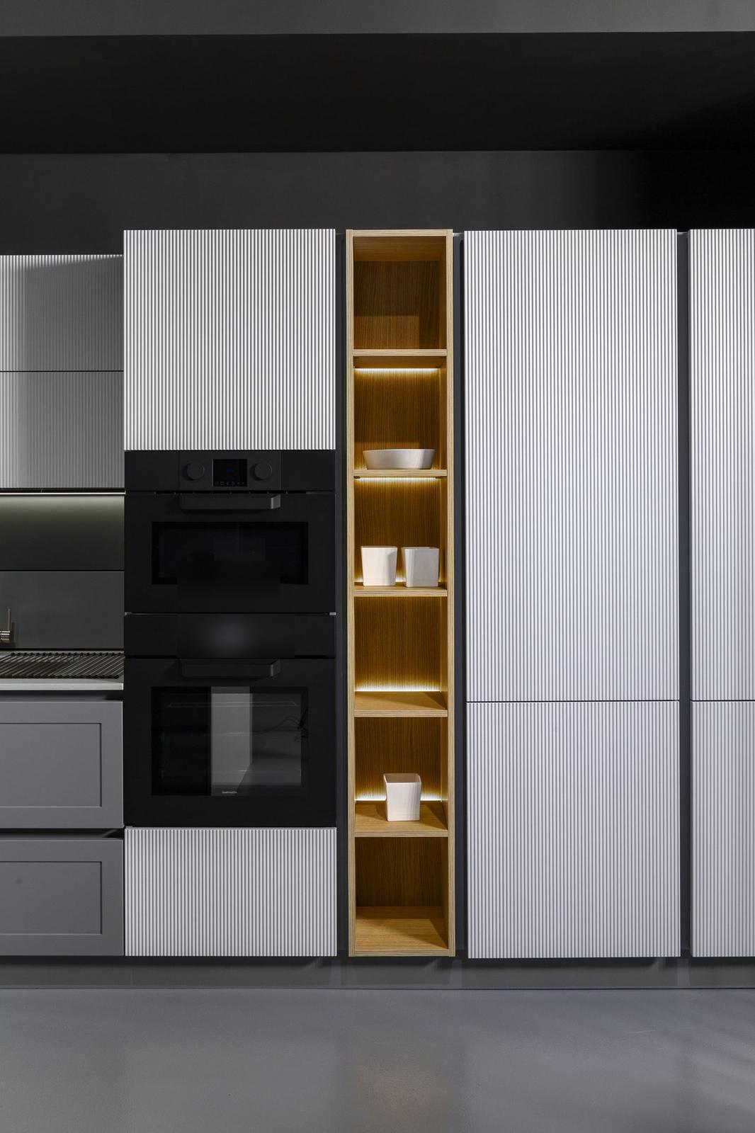 Colonna cucina con doppio forno da incasso e libreria a giorno in legno