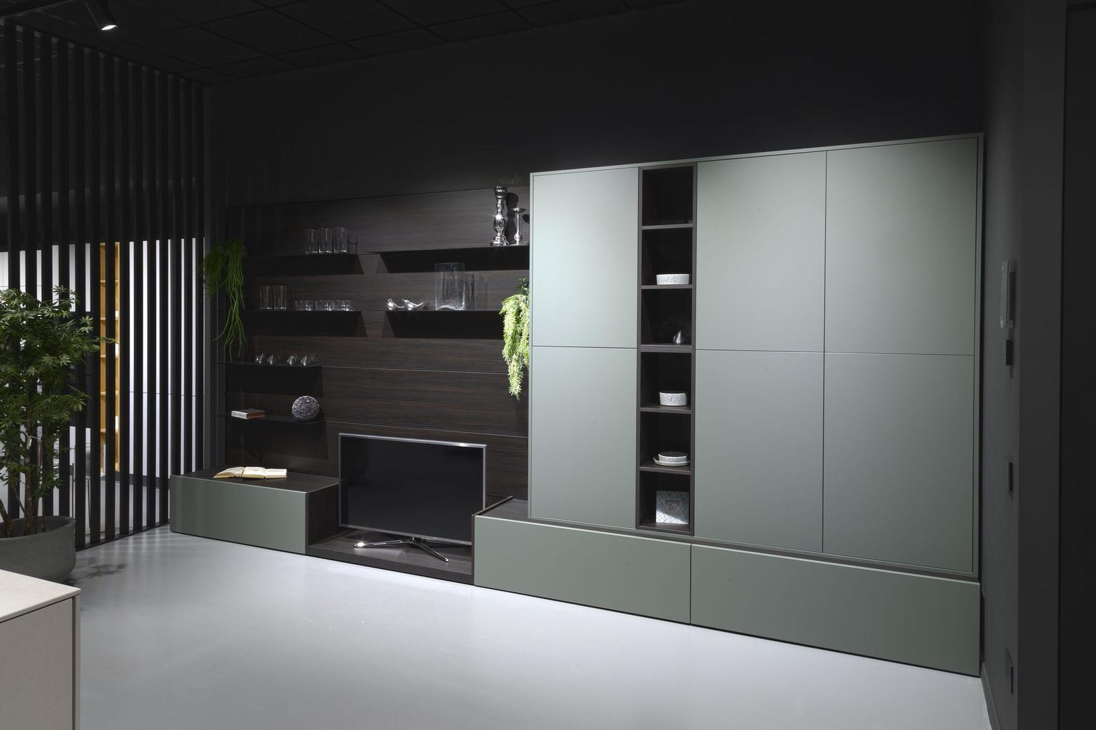 Zona living con parete attrezzata e mobile porta TV