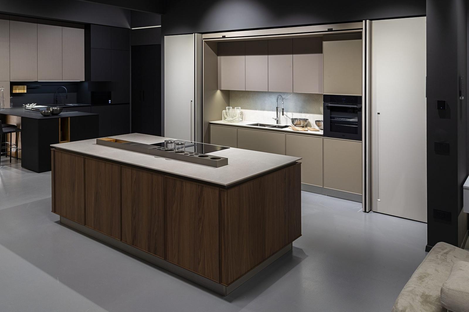Cucina con isola in legno e colonne a scomparsa