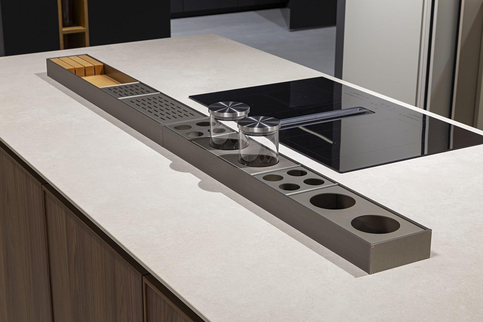 Dettaglio piano cottura a induzione e finiture cucina