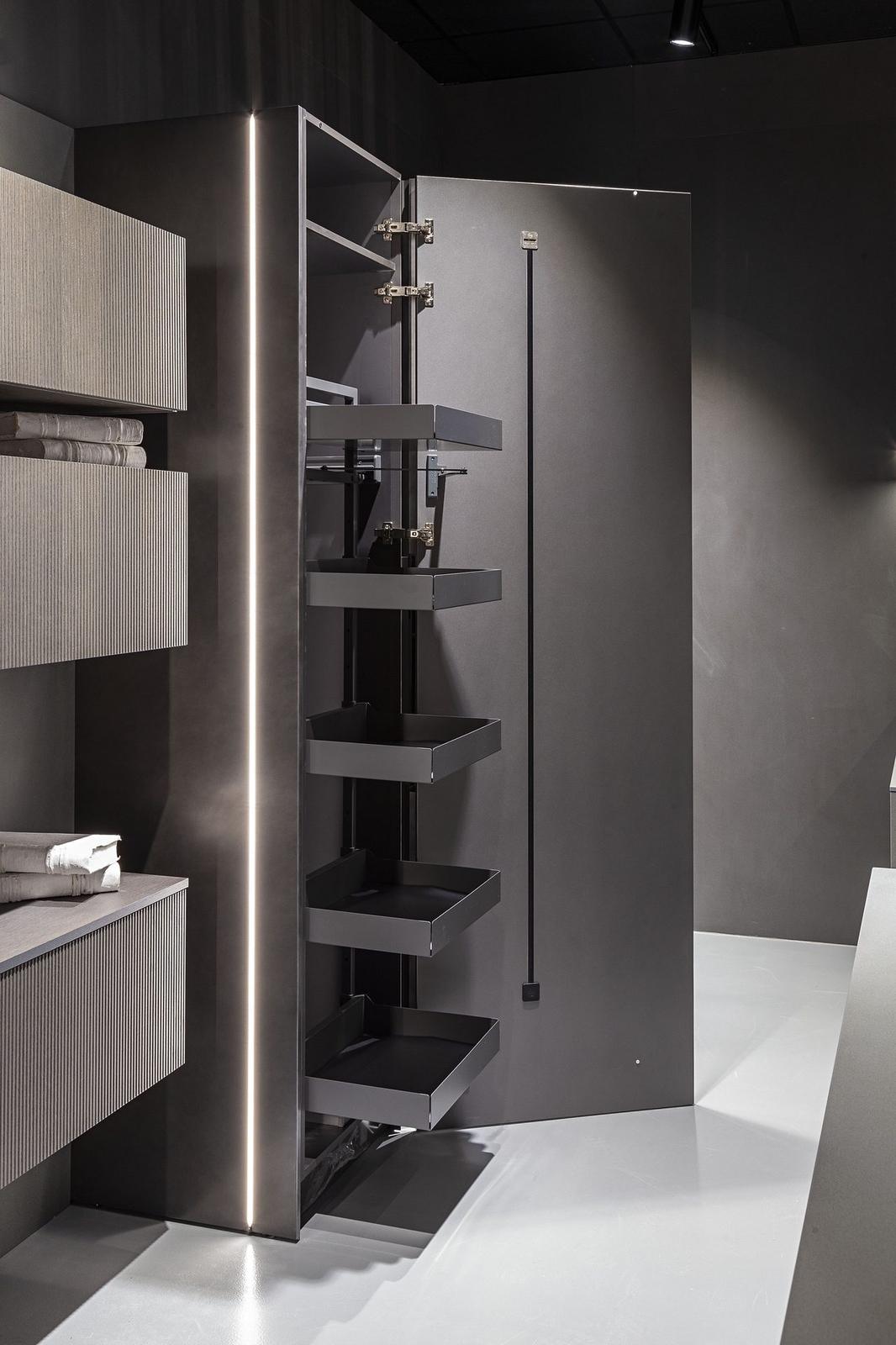Dispensa a colonna con cestelli estraibili e illuminazione a led