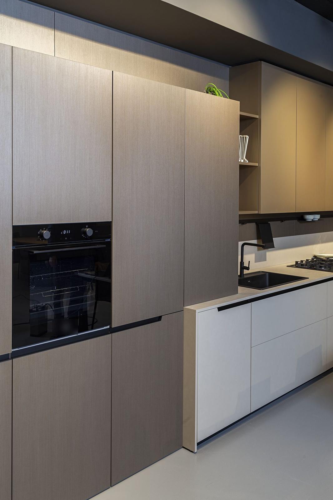 Colonna forno da incasso con display digitale e finitura legno