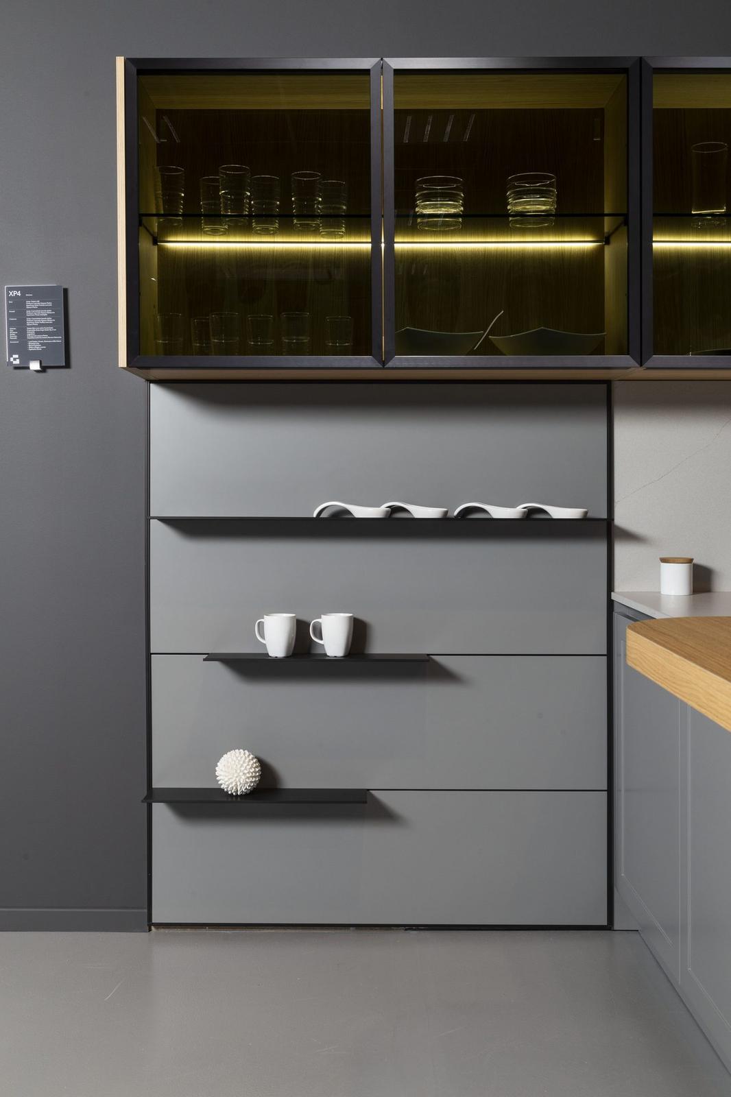 Libreria a cubi con finitura oro e complementi in ceramica