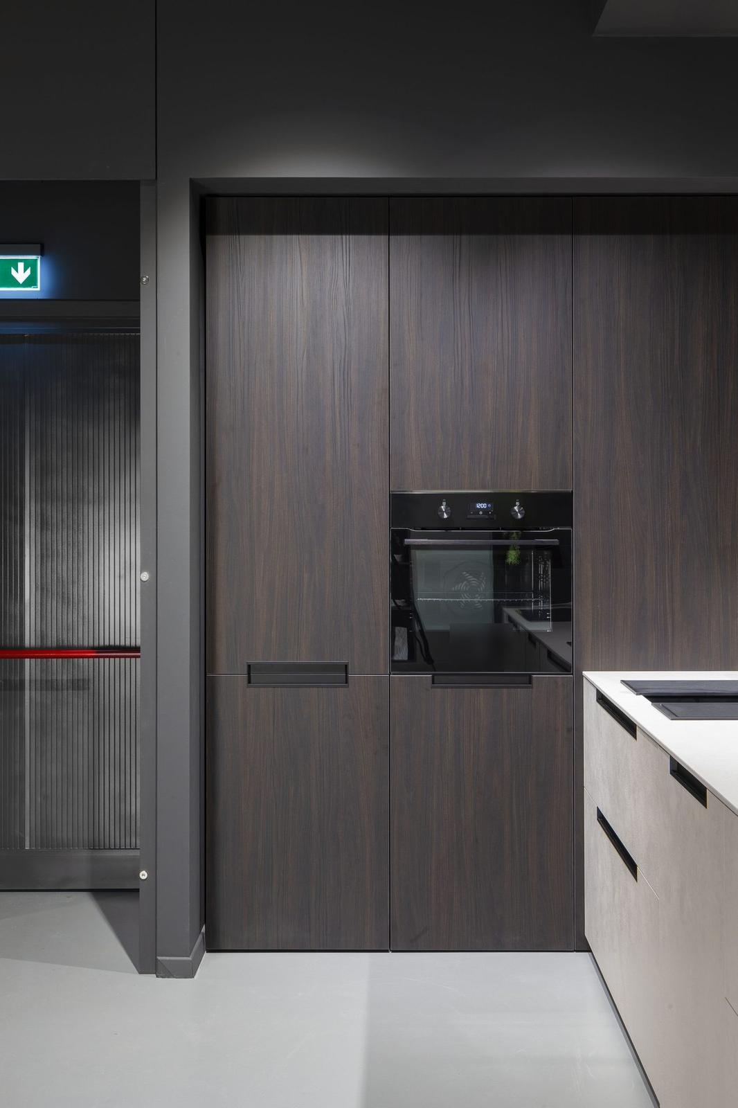 Colonna forno da incasso con ante in legno scuro e illuminazione led
