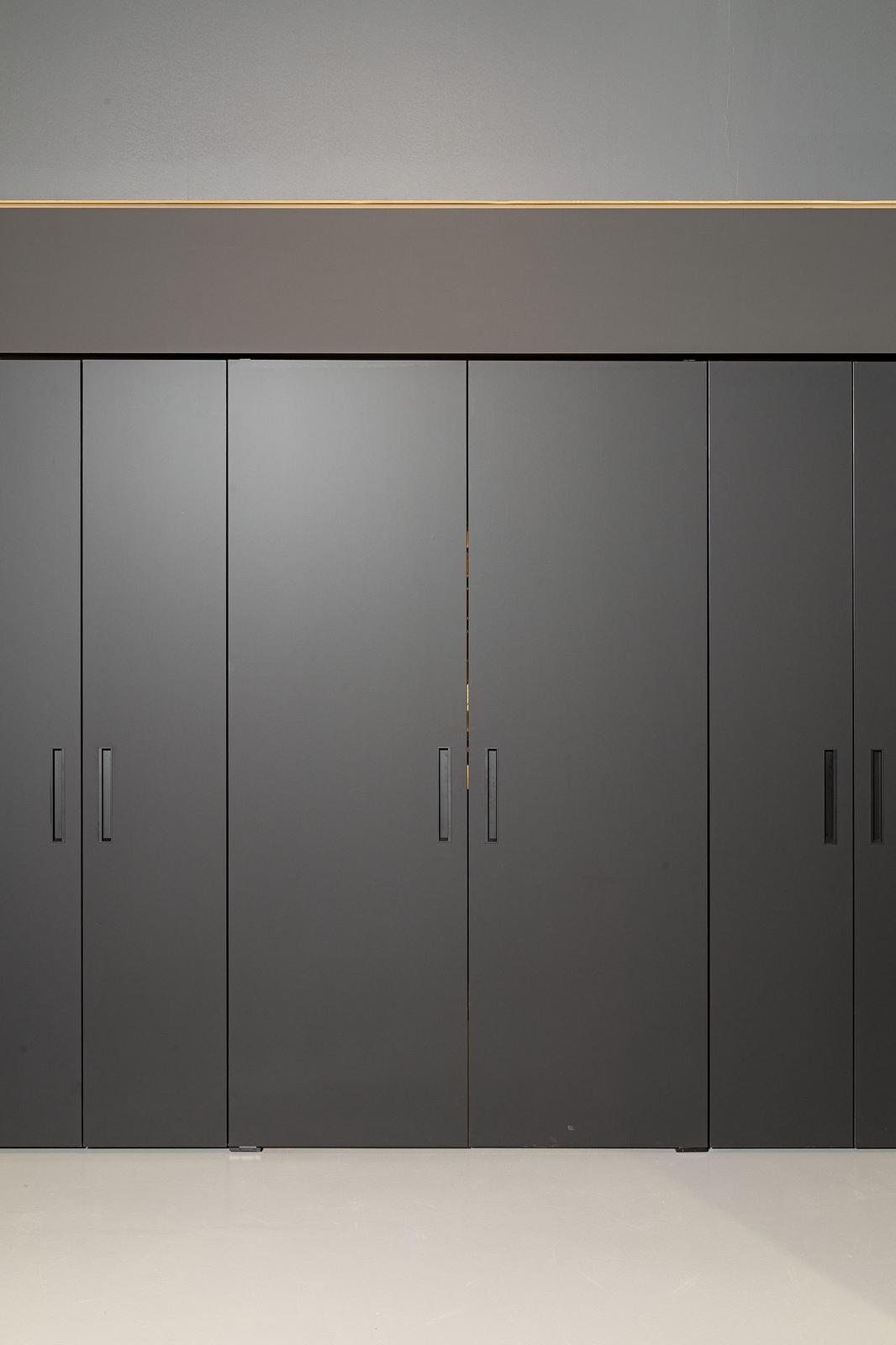 Parete armadio grigio scuro con ante a battente