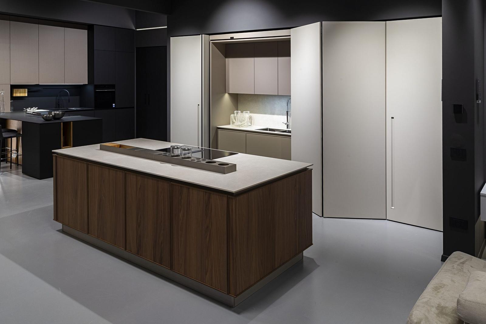Cucina con boiserie a scomparsa e dispensa nascosta