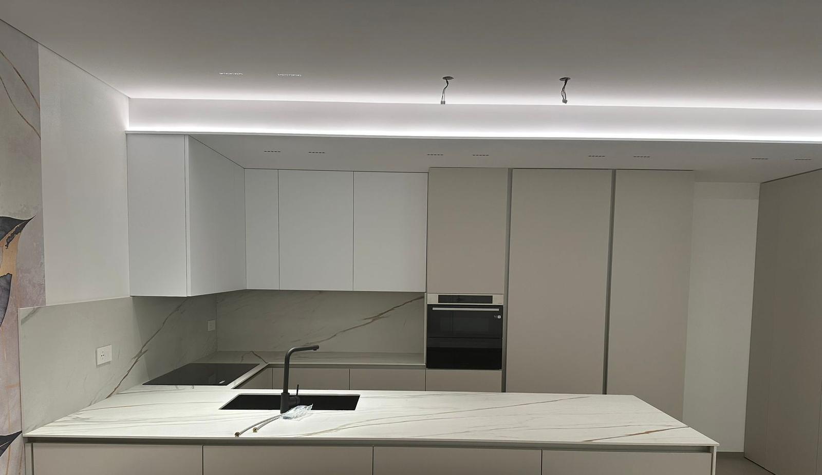 Cucina bianca e tortora con top in marmo