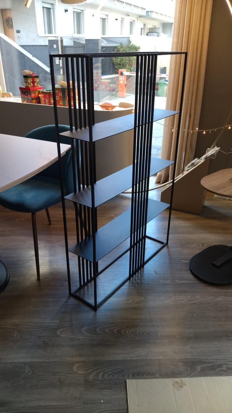 Libreria componibile in metallo nero in ambiente living