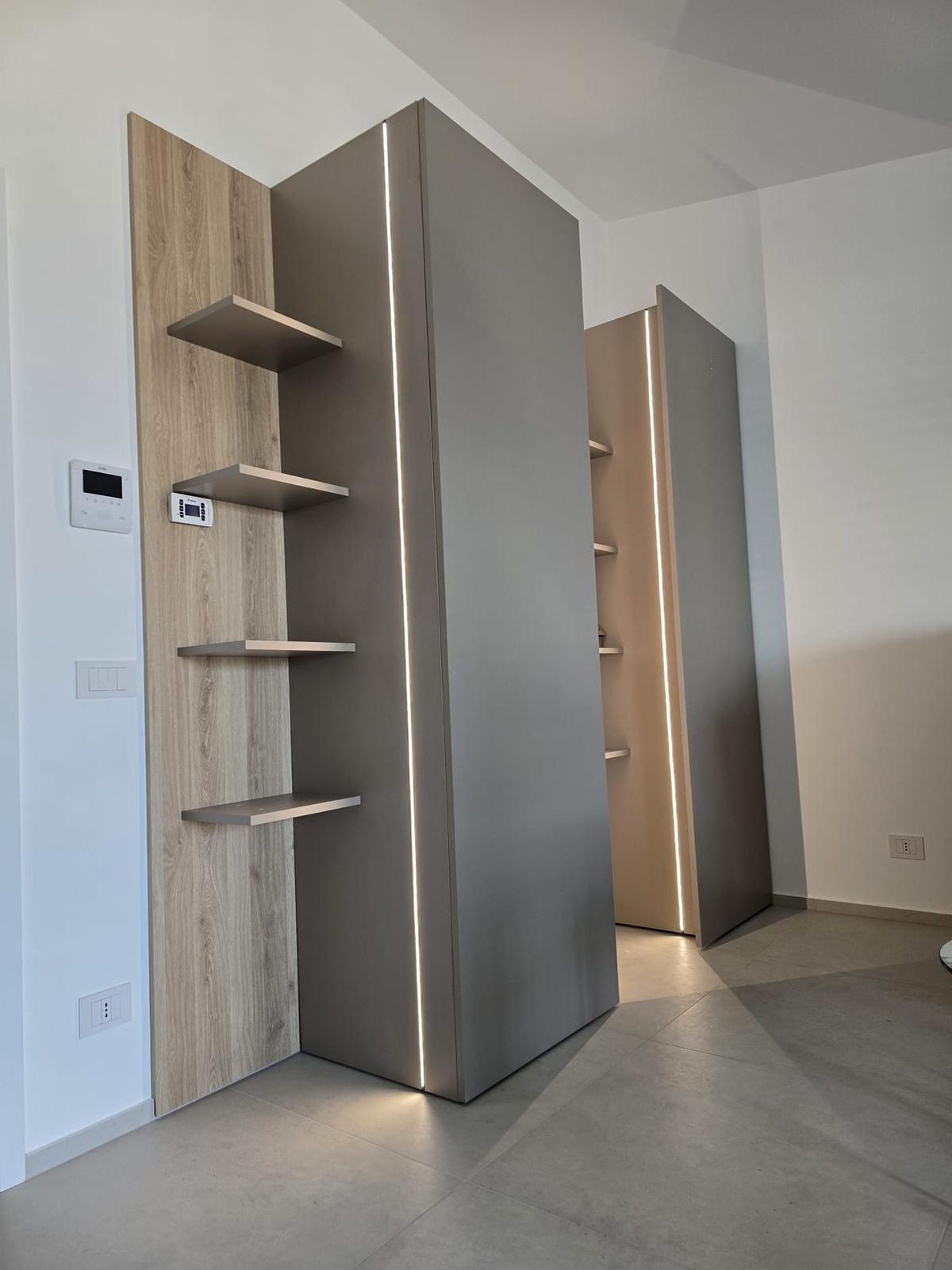 Cabina armadio con ante grigie e illuminazione a LED