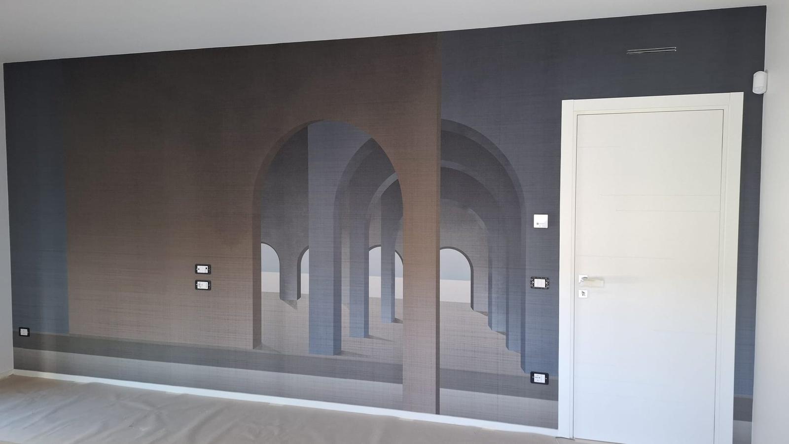 Parete con carta da parati decorativa ad archi e porta bianca
