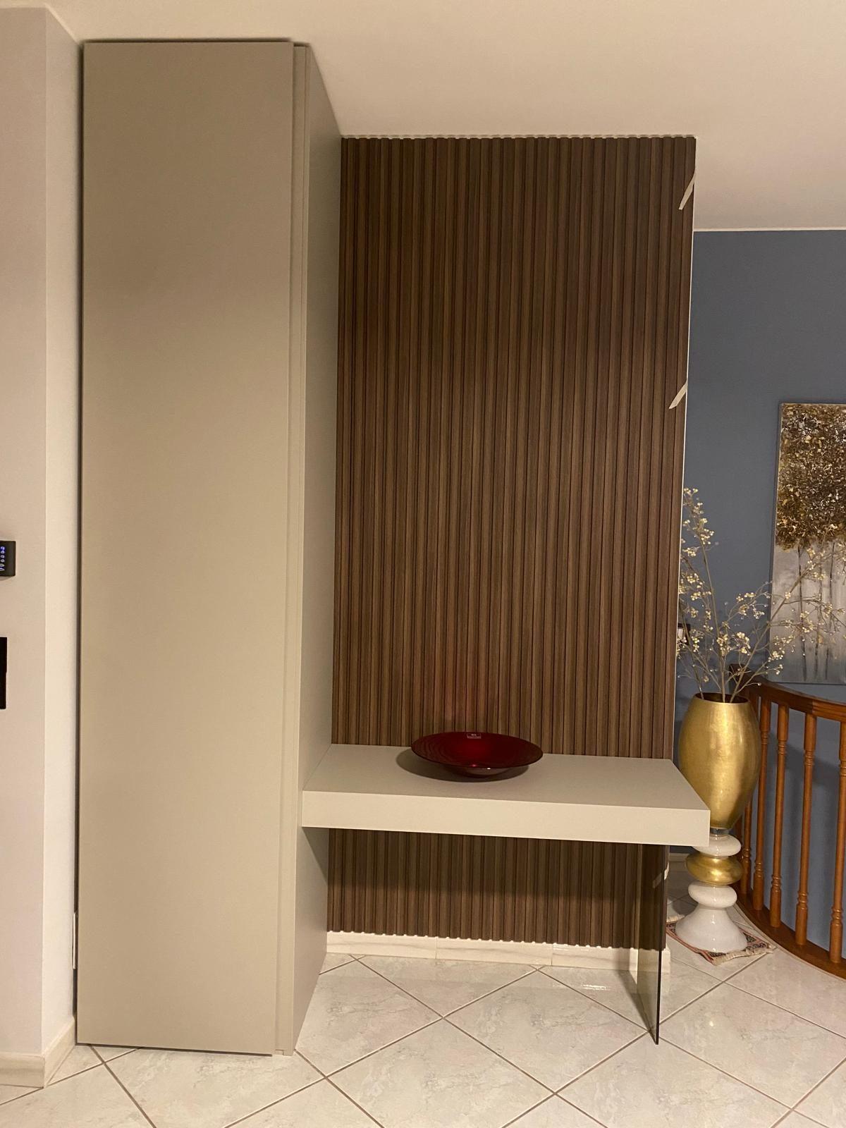 Consolle d'ingresso in legno con boiserie e piano in vetro, realizzazione Barone Arredamenti