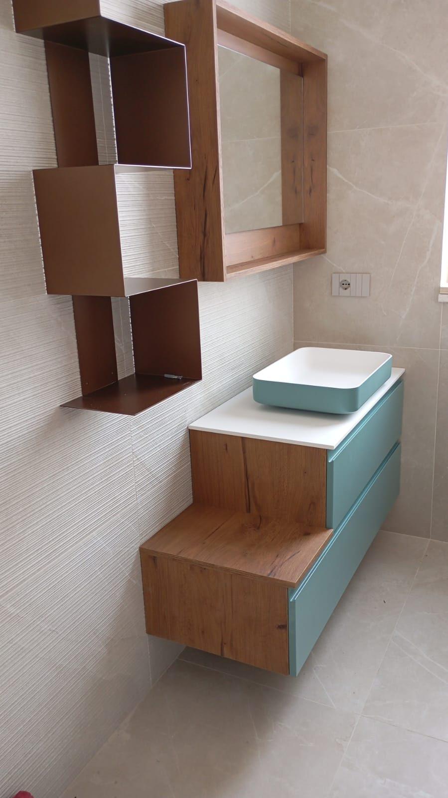 Mobile bagno sospeso azzurro con lavabo d'appoggio, top bianco e specchiera in legno