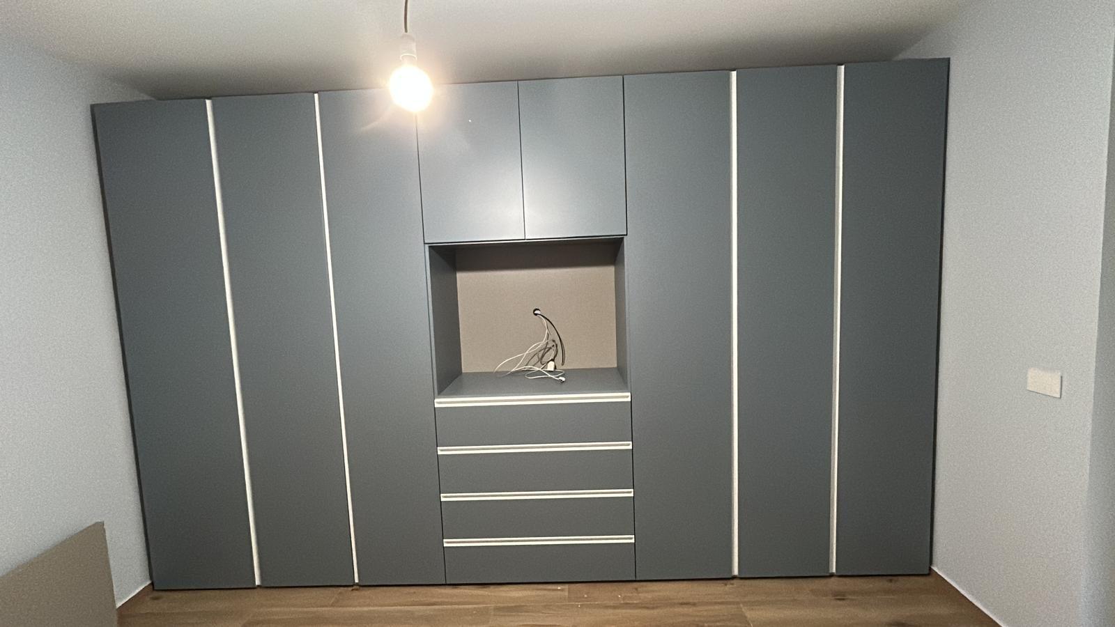 Cabina armadio grigio antracite con nicchia a giorno illuminata