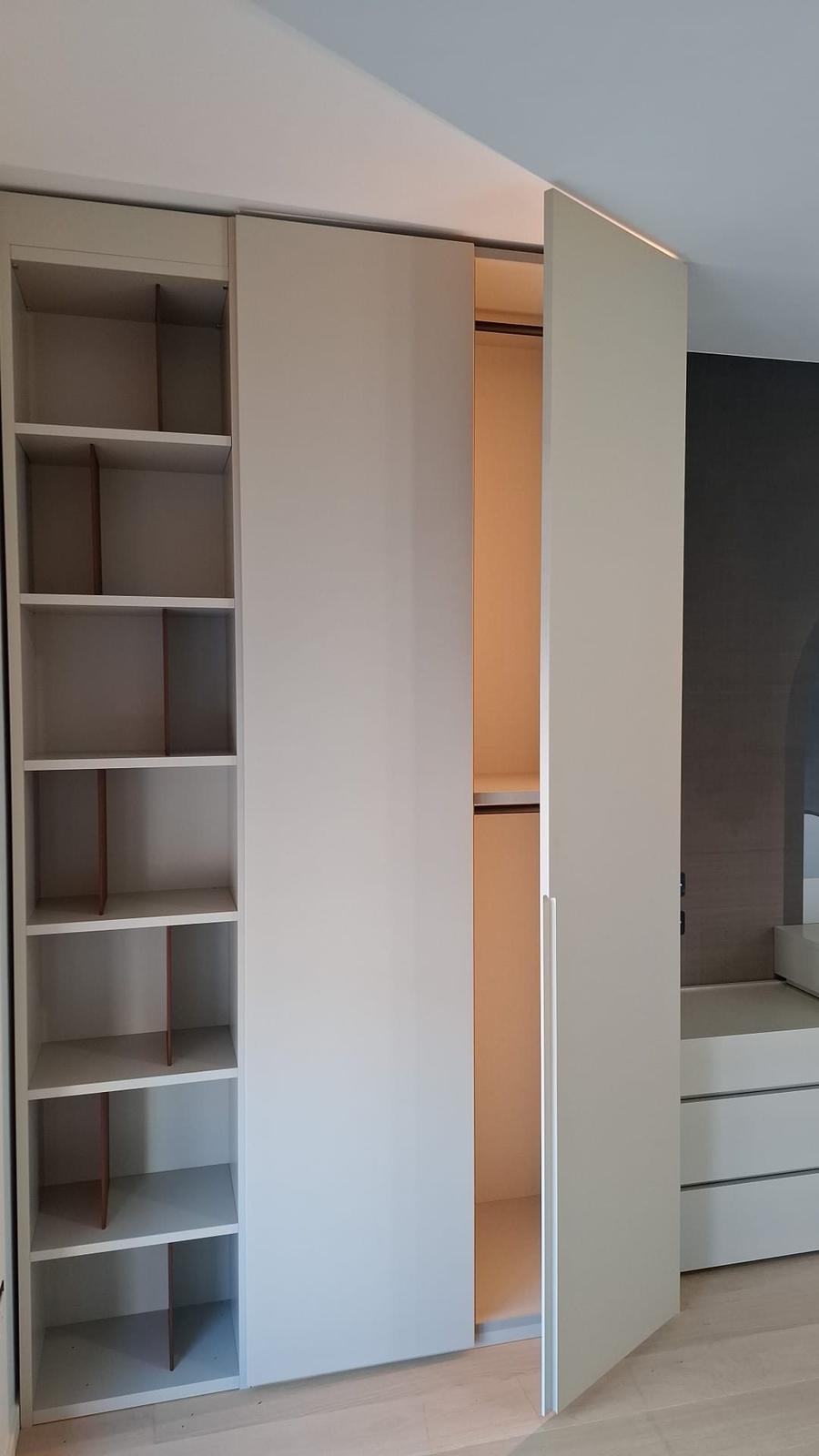 Cabina armadio scorrevole con libreria a giorno e anta a battente aperta