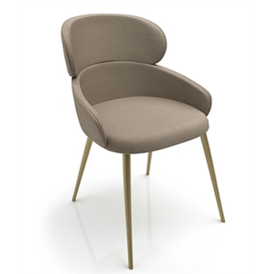 Poltroncina imbottita tortora con schienale avvolgente e gambe color legno