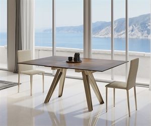 Sala da pranzo con tavolo in legno, sedie imbottite panna e parete vetrata affacciata sul mare