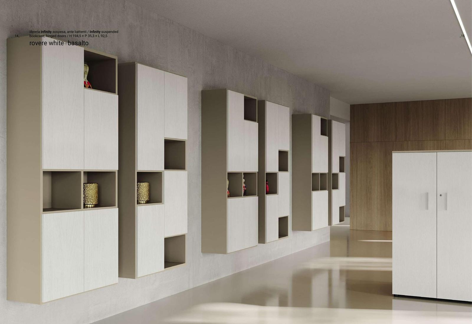 Composizione di librerie sospese in rovere bianco con interno a contrasto tortora e vani a giorno geometrici