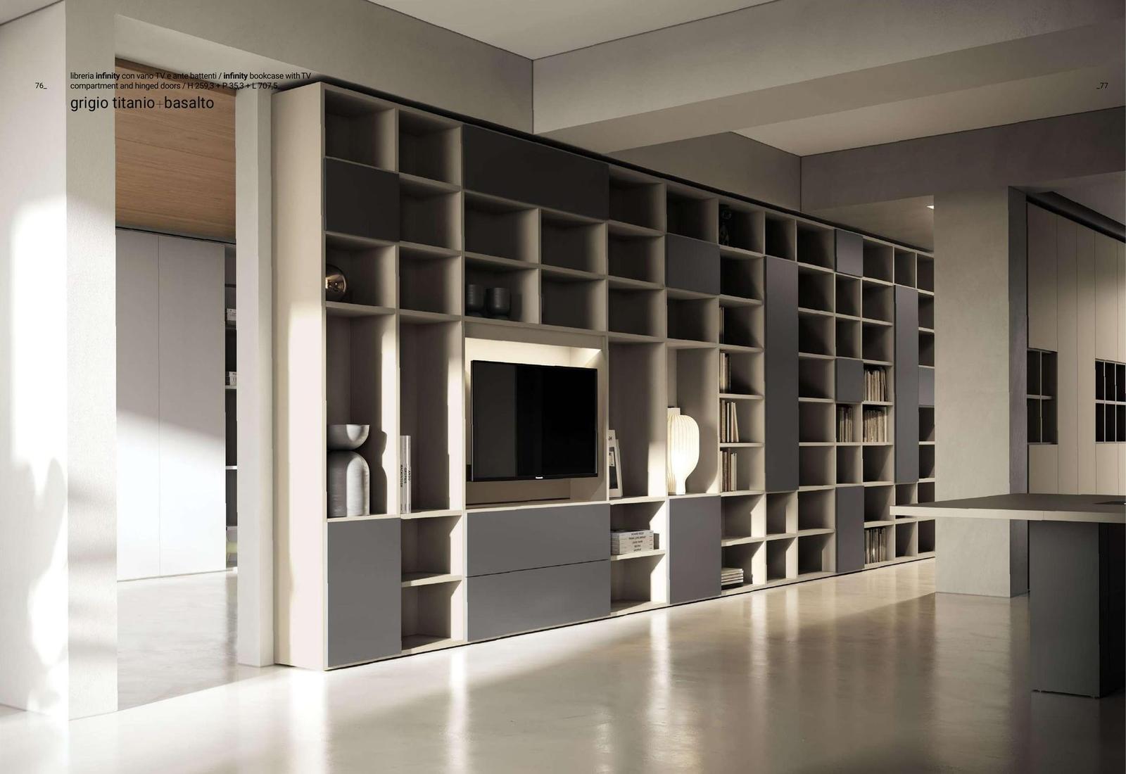 Parete libreria grigio antracite con vano TV a incasso e moduli a griglia con ripiani a giorno in finitura tortora