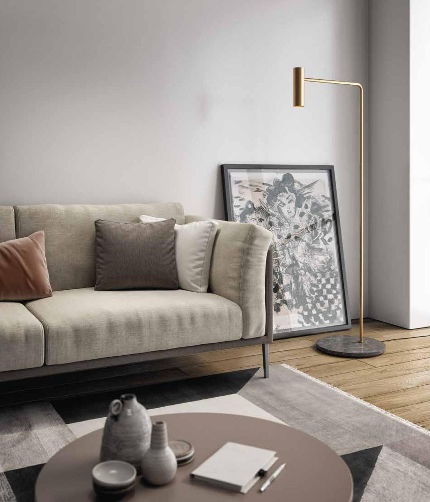 Divano moderno beige con cuscini in velluto rosa e marrone, lampada da terra dorata e quadro d'arte