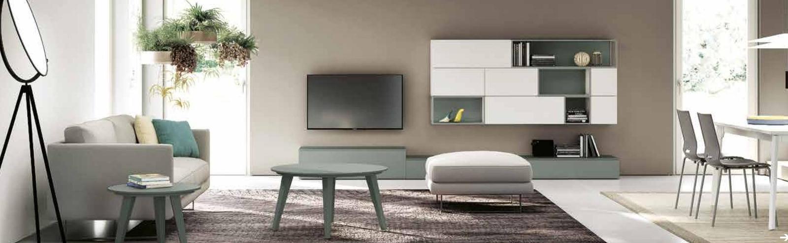Soggiorno con parete attrezzata bicolore bianco e verde salvia, mobile TV sospeso e tavolino rotondo