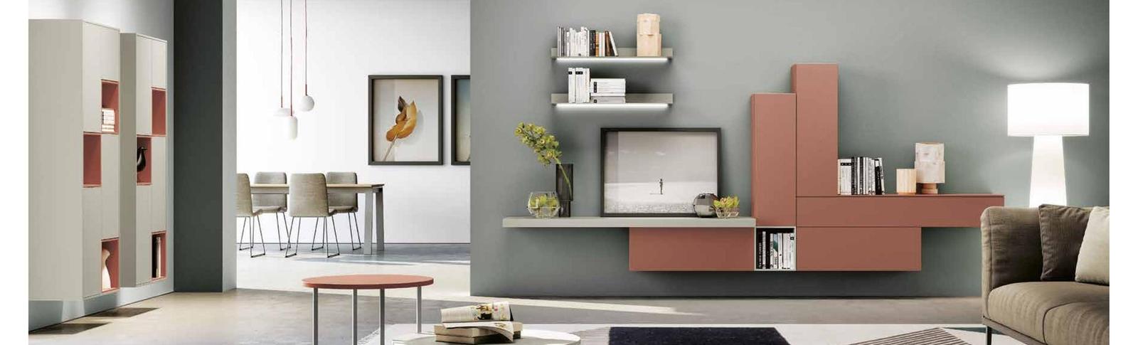 Parete attrezzata color corallo con libreria a scalare e mensole a giorno illuminate a led