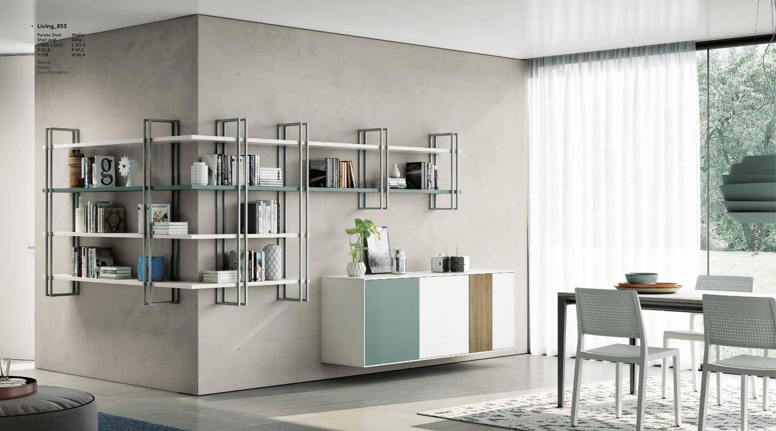 Libreria componibile con montanti in metallo e ripiani in legno chiaro, madia bicolore verde acqua e bianca