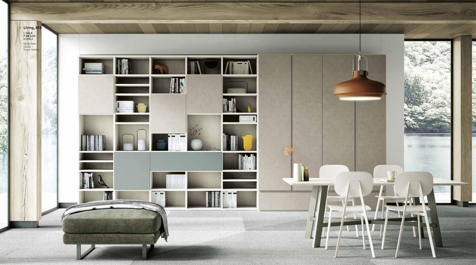 Parete libreria bianca e tortora con vani a giorno e boiserie, colonne armadio a fianco della zona pranzo