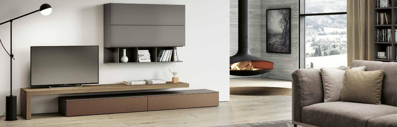 Zona living con mobile TV in legno e grigio antracite, pensile sospeso e camino sospeso sullo sfondo