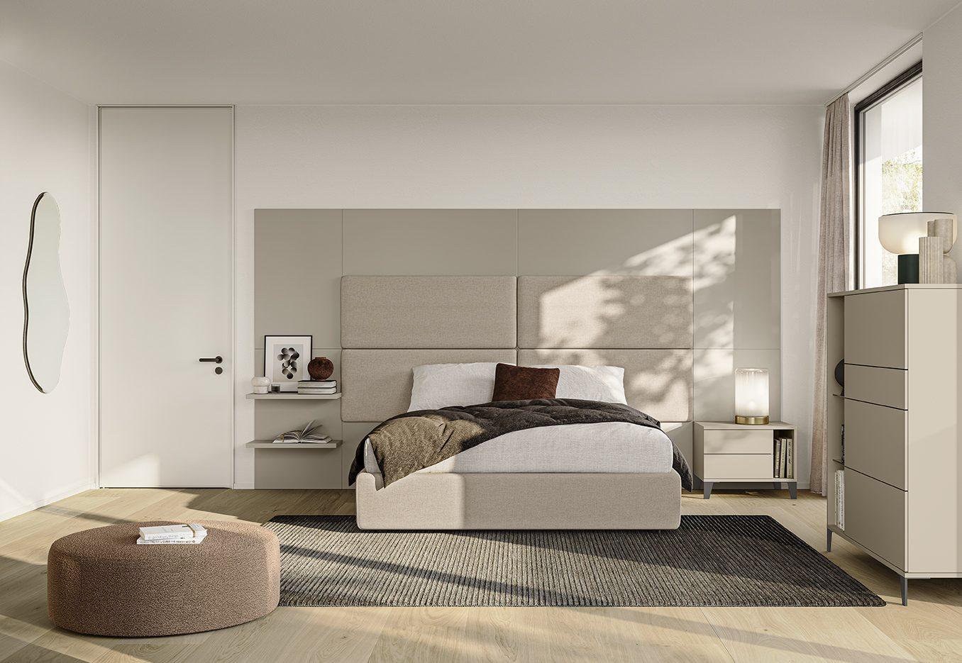 Camera da letto con boiserie laccata tortora e testata imbottita a pannelli capitonné, mensole a giorno con libri e oggetti decorativi, pouf rotondo in bouclé terracotta