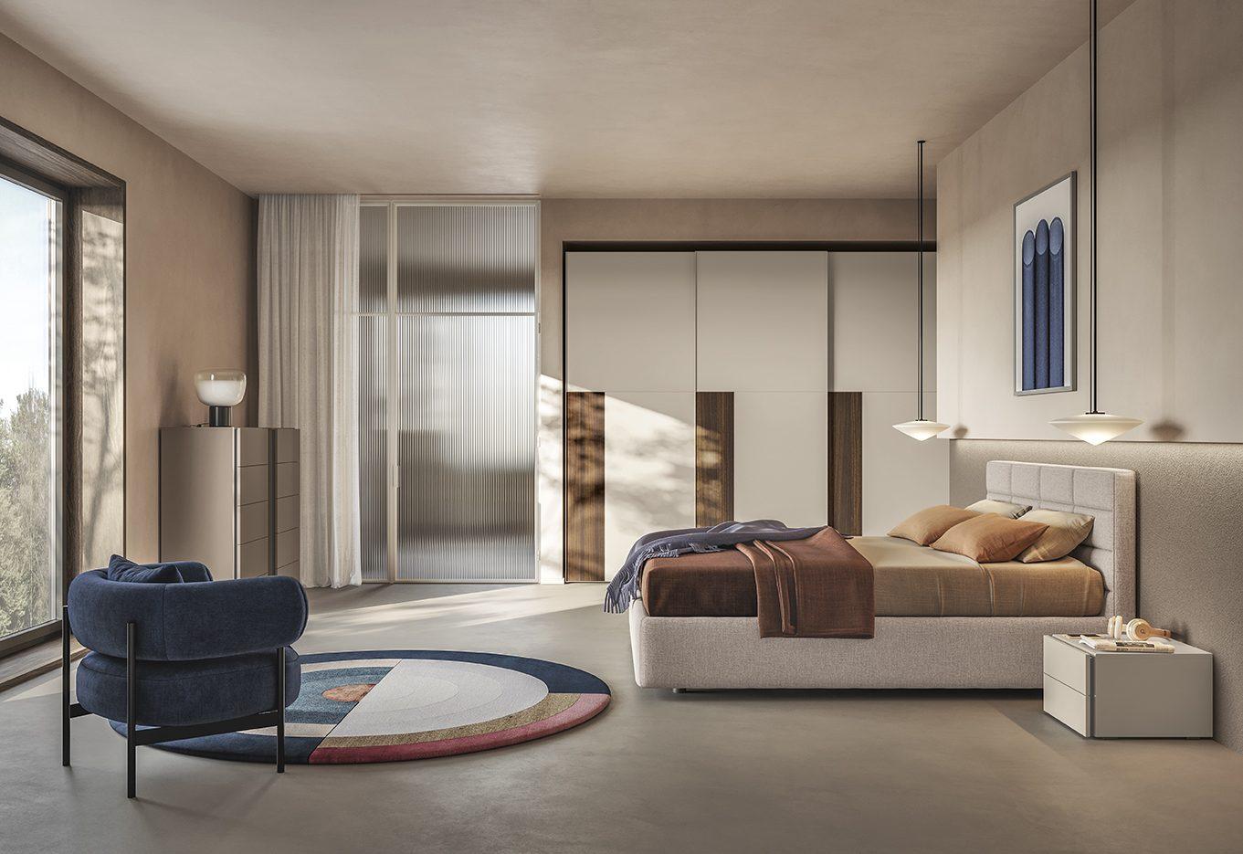 Camera da letto con armadio ad ante scorrevoli laccato tortora con inserti in legno di noce, testata imbottita capitonné, biancheria nei toni del cammello e del marrone