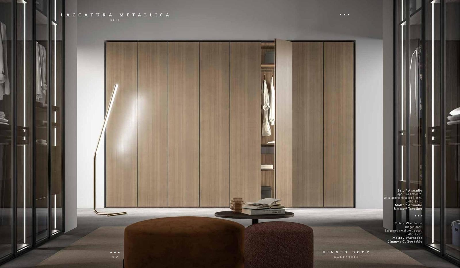 Armadio con ante battenti laccate effetto metallico bronzo, anta aperta con cabina armadio interna in legno chiaro